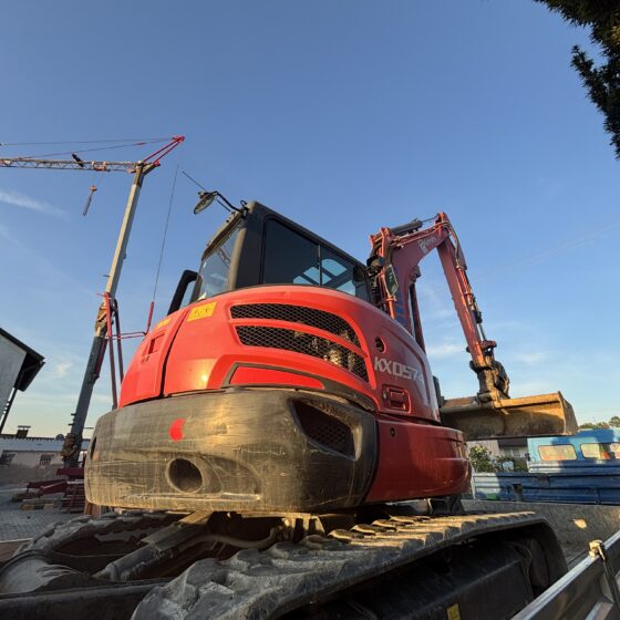 Große Minibagger mit Transport