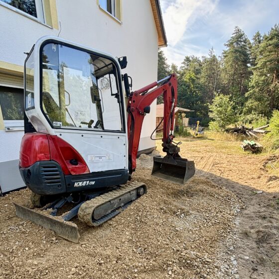 Kompakter Bagger für Tiefbauarbeiten