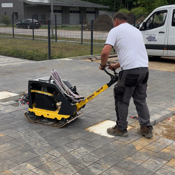 Rüttelplatte auf Pflasterfläche