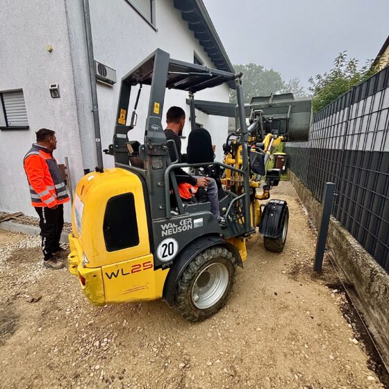 Kleiner Radlader beim Beladen von Erde